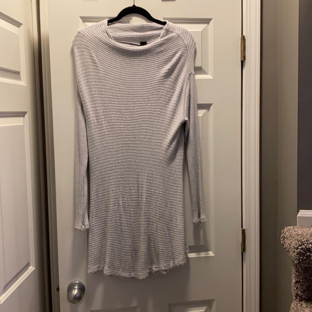 We the free long lightweight sweater.    I believe it’s a large.   See tag